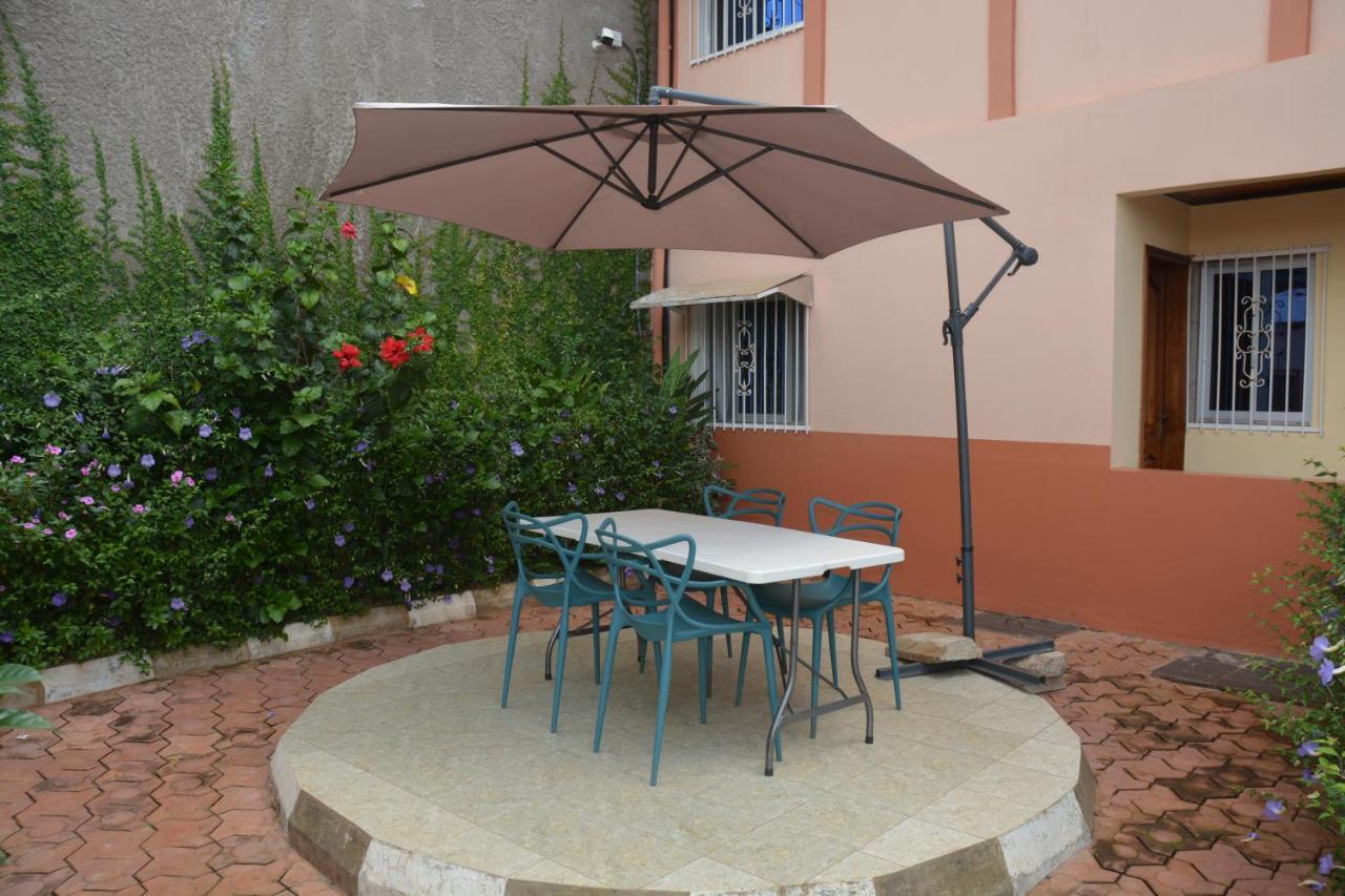Vegas House Apartamento Yaoundé Exterior foto